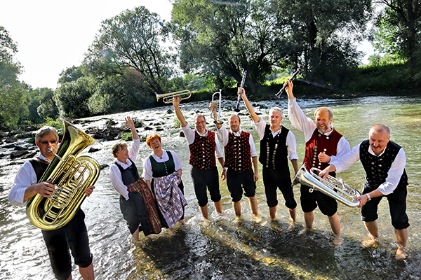 Volkstanzbühne mit der Ampertaler Kirtamusi und dem Rengschburga Musikantenstammtisch